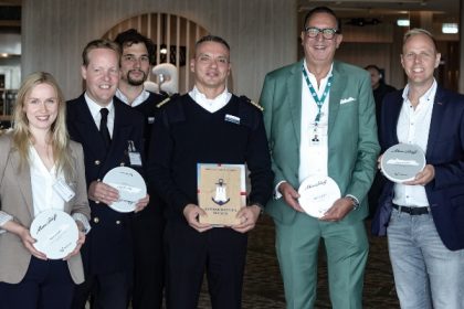 Puerto de Hamburgo recibe recalada inaugural de nuevo buque de TUI Cruises