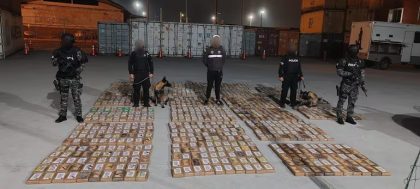 Ecuador: Policía descubre más de una tonelada de cocaína oculta en camión en el Puerto de Guayaquil