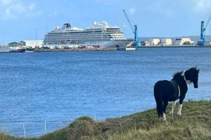 Viking hace última visita de la temporada en Puerto de Torshavn