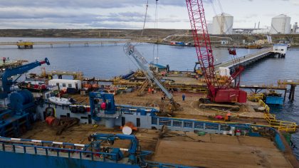 Equipo multidisciplinario de Enap retira brazos de carga en Muelle 1 de Cabo Negro