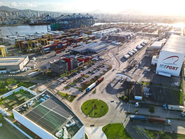 Portonave bate recorde e recebe 3,3 mil caminhões em um único dia