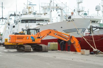 Argentina: Avanza colocación de defensas para muelles en Puerto de Mar del Plata