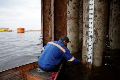 Brasil: Puerto de Manaos alcanza niveles de agua más bajos en 122 años