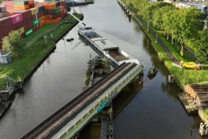 Carguero con grava se estrella contra puente de ferrocarril en Países Bajos