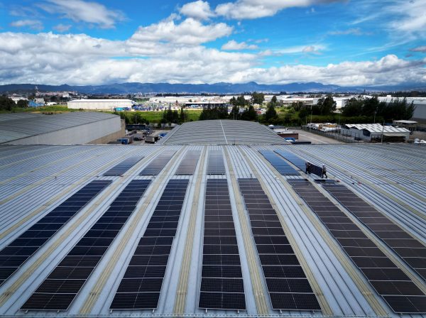 Rhenus invierte en paneles solares para almacén en Colombia