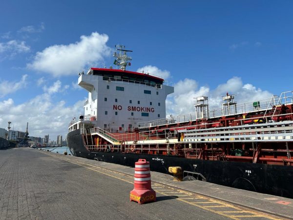 Porto de Fortaleza recebe navio com 10 mil toneladas de cimento asfáltico