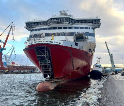 Buque en construcción queda a la deriva debido a vientos huracanados