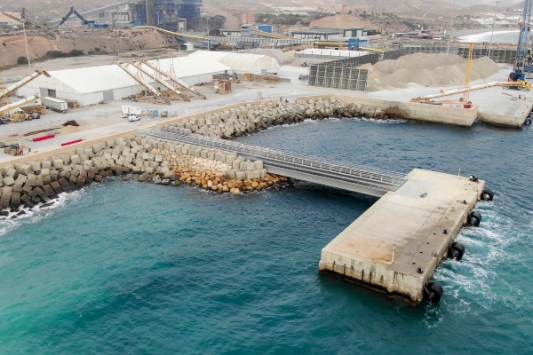 Puerto de Carboneras amplía capacidad de atraque con conexión de duque del alba a tierra