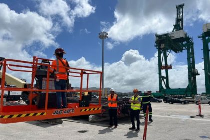 Puerto de Guam recibe elevador telescópico