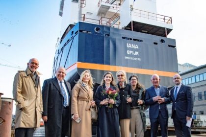 Thecla Bodewes Shipyards bautiza y bota buque Iana para Transtal Shipping