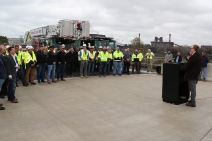 Inauguran puente que duplica capacidad de recibir camiones en Puerto de Lake Michigan