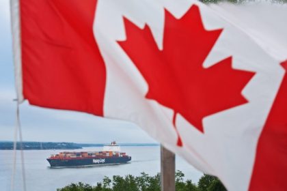 Transportistas canadienses muestran descontento ante falta de acción para poner fin a huelga portuaria