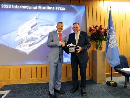 Representante de Islas Cook recibe premio marítimo internacional 2023 de la OMI