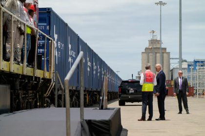 Presidente de Estados Unidos visita ciudad portuaria de Angola para promocionar planes ferroviarios