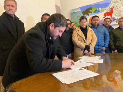 Bajo la mirada del Ministro de Transportes de Chile, Juan Carlos Muñoz, el gerente general de Puerto Coronel, Patricio Román, y los dirigentes de tres sindicatos eventuales, firmaron acuerdo que permitió terminar con el paro de 56 días.