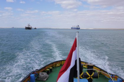 Egipto prueba ampliación de 10 kilómetros del Canal de Suez