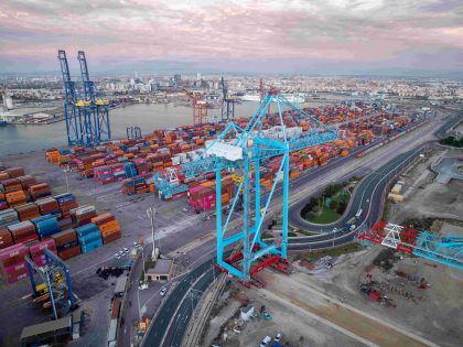 APM Terminals Valencia traslada nuevas grúas STS Triple-E al muelle de Levante