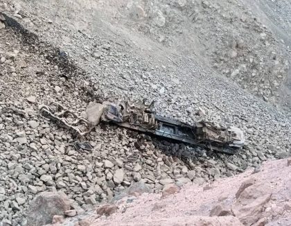 Perú: Locomotora de tren carguero cae a precipicio y deja un fallecido