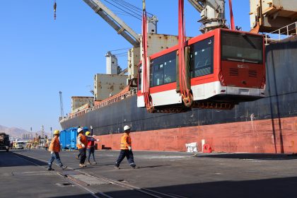 Imágenes: Descargan buses eléctricos para sistema público de transporte en Puerto de Antofagasta