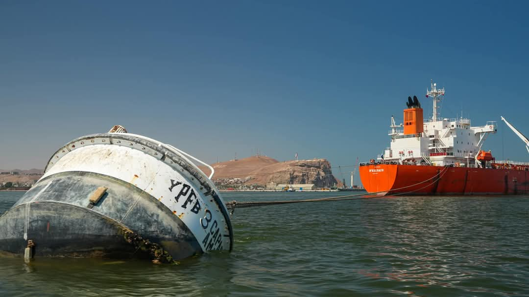 Petrolero Feliks conectado al oleoducto del Terminal Sica Sica operador ...