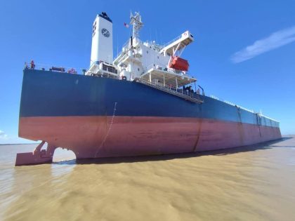 Uruguay: Reflotan a buque que varó en canal Martín García