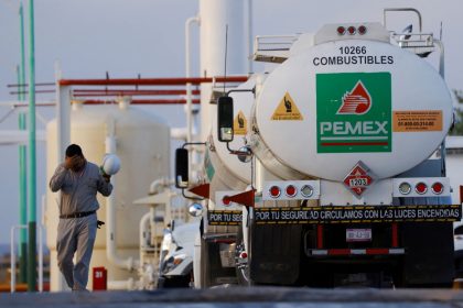 Suspenden exportaciones de combustible por carretera desde Estados Unidos a México