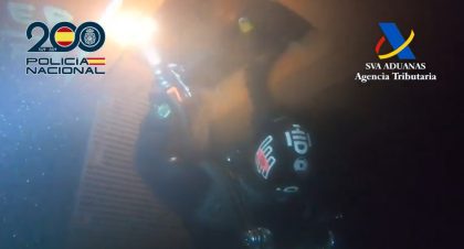 Vigo: Buzos de la Policía Nacional española detectan 150 kilos de cocaína adosada a portacontenedores