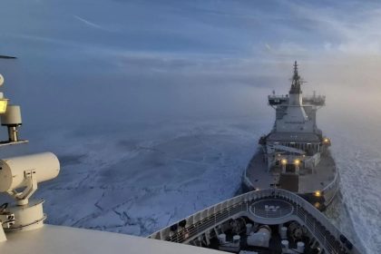 Dos rompehielos consiguen liberar nave de Hapag-Lloyd Cruises atrapada en aguas finlandesas