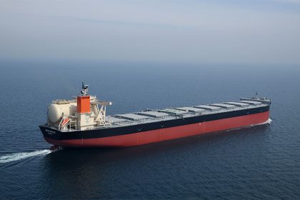 MOL recibe nuevo granelero propulsado con GNL