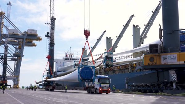 Imágenes del sur: La descarga de aerogeneradores y aspas eólicas en DP World Lirquen