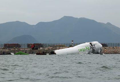 Accidente de avión de carga causa muerte de agentes de seguridad del aeropuerto de Hong Kong