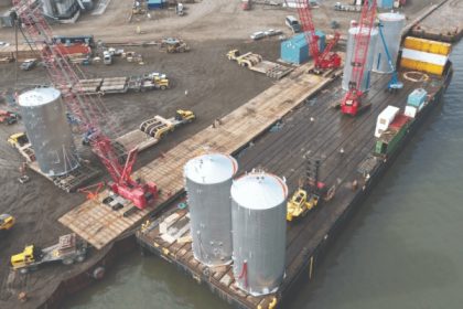 AML transporta de manera vertical tanques de 36 toneladas de Washington a Alaska