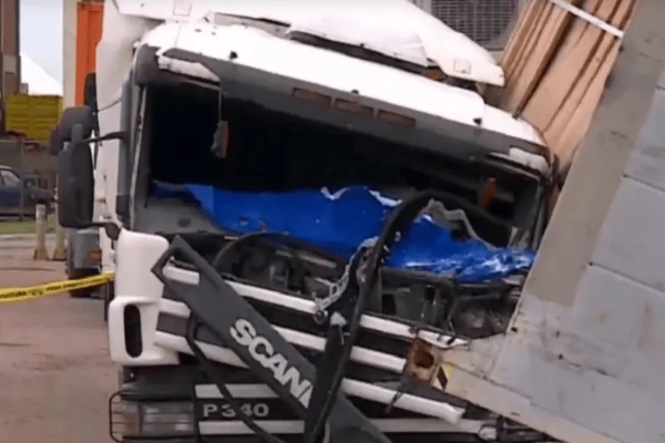 Conductor de camión salva ileso de accidente en Puerto de Montevideo