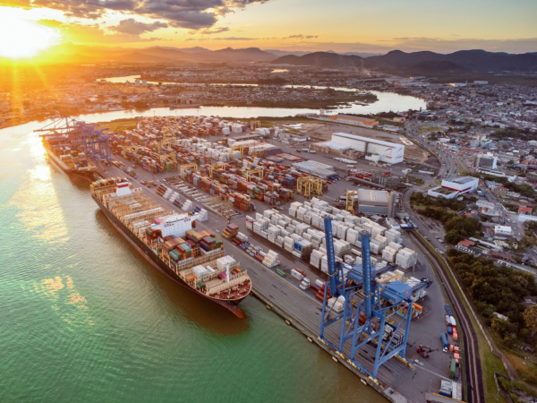 Portonave investe R$ 2 bilhões na modernização do cais e em novos equipamentos