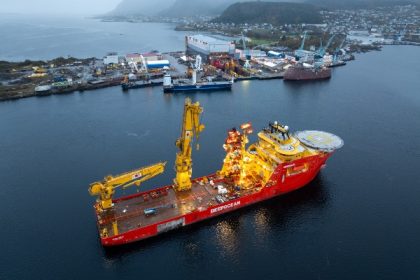 Ulstein Verft mueve grúa del Edda Freya contra el tiempo