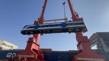 Puerto de Qingdao embarca cuatro trenes nuevos con destino a Chile 