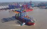 Navio com guindastes elétricos de pátio e cais sai da China rumo ao Tecon Santos