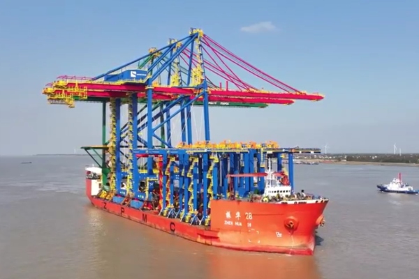 Buque con grúas eléctricas de patio y muelle parte de China con destino a Tecon Santos