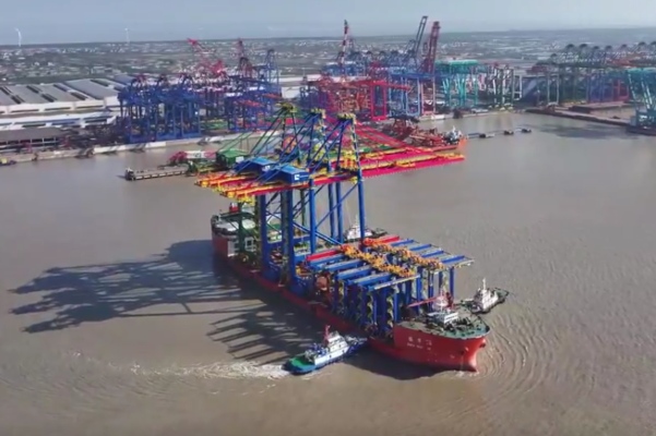 Navio com guindastes elétricos de pátio e cais sai da China rumo ao Tecon Santos