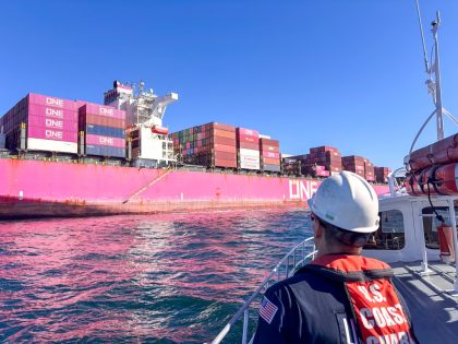 Continúan operaciones de extinción y salvamento del ONE Henry Hudson