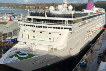 Crucero Ambition entra a dique seco en APCL A&P Falmouth