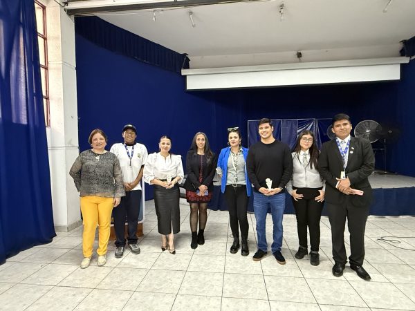 ATI junto al nadador Sebastián González inspiran a estudiantes con charlas motivacionales