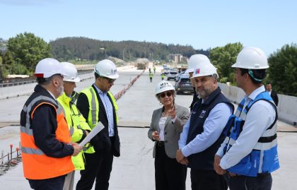 Ministra de Obras Públicas supervisa avance de trabajos de construcción del nuevo viaducto Chacabuco