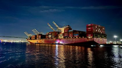 EE. UU.: Comienza descarga de contenedores desde buque siniestrado hace más de un mes en Puerto de Los Ángeles