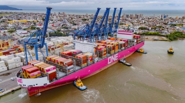 Portonave recebe navio sustentável da ONE em sua primeira viagem à América Latina