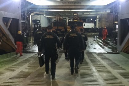 Punta Arenas: Policía Marítima hace despliegue por hurtos en ferry Kaweskar