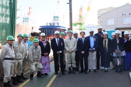 Primer ministro de Fiji visita astilleros de NYK en Yokohama