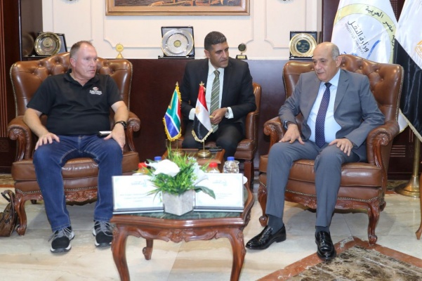 Autoridad Portuaria de Alejandría discute con parlamentarios de Sudáfrica cómo fortalecer cooperación internacional