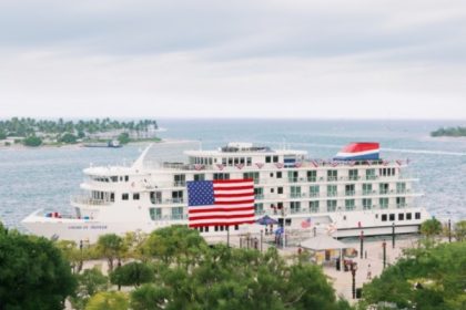 Alcaldesa de Key West bautiza barco número 21 de American Cruise Lines