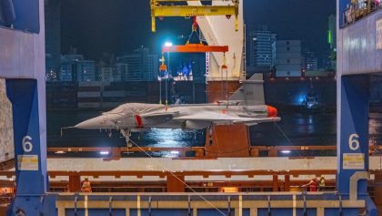 Portonave recebe oitava carga de aeronave de caça da Força Aérea Brasileira